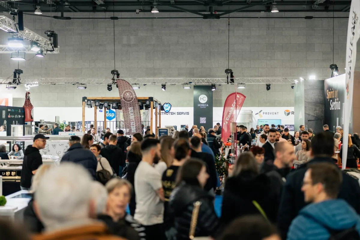 Obiskovalci v razstavni dvorani sejma GASTexpo