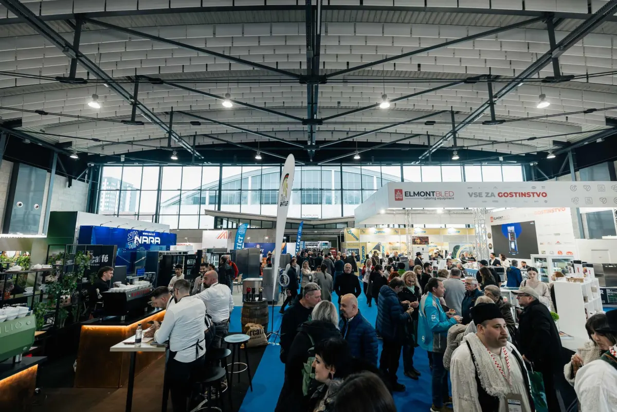 Obiskovalci med razstavnimi prostori